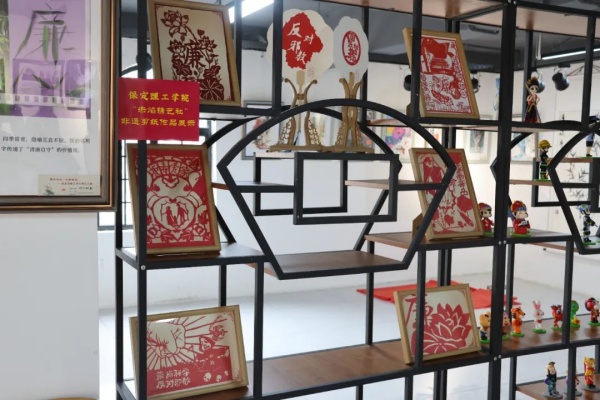 保定理工學(xué)院經(jīng)濟(jì)學(xué)院赤焰鐫藝社：非遺剪紙禁毒作品展，以藝傳情，共筑無(wú)毒防線