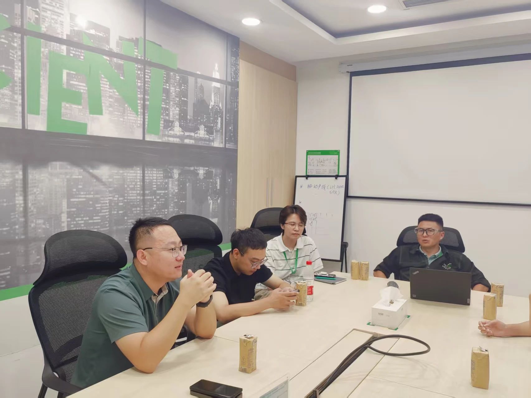 產教融合共聚力 慰問學子暖人心——我院與施耐德攜手筑牢育人路