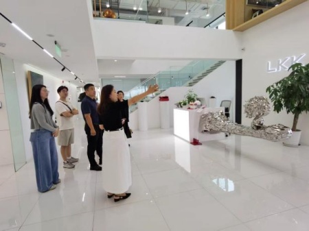 保定理工學(xué)院藝術(shù)學(xué)院教師團(tuán)隊(duì)走訪洛可可創(chuàng)新設(shè)計(jì)集團(tuán)——AI賦能，開啟藝術(shù)設(shè)計(jì)校企合作新局