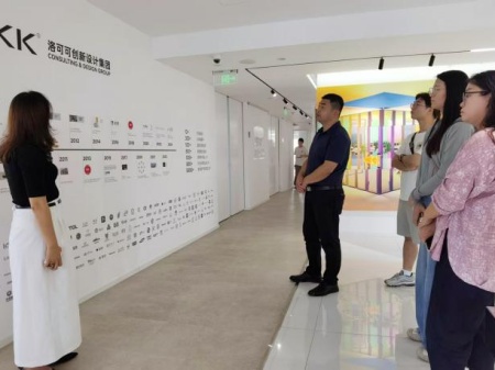 保定理工學(xué)院藝術(shù)學(xué)院教師團(tuán)隊(duì)走訪洛可可創(chuàng)新設(shè)計(jì)集團(tuán)——AI賦能，開啟藝術(shù)設(shè)計(jì)校企合作新局