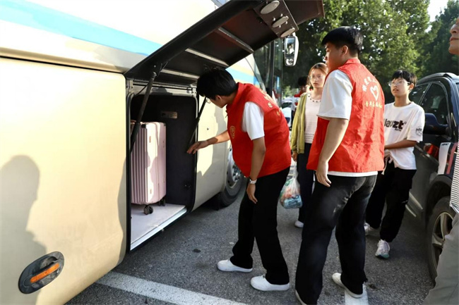 保定理工學院以青春之力護航迎新用實際行動踐行囑托