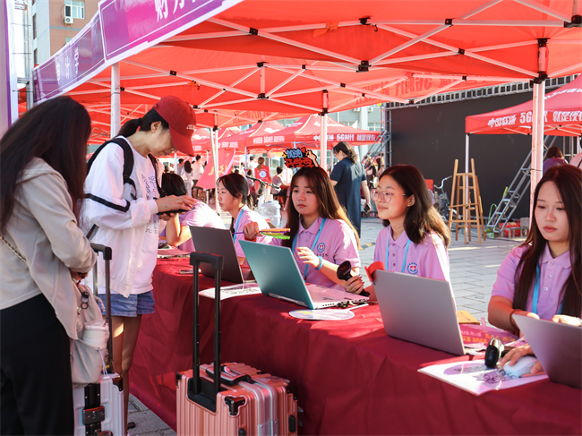 保定理工學院：以迎新之序承紅色之魂 以青春之力迎閱兵之禮