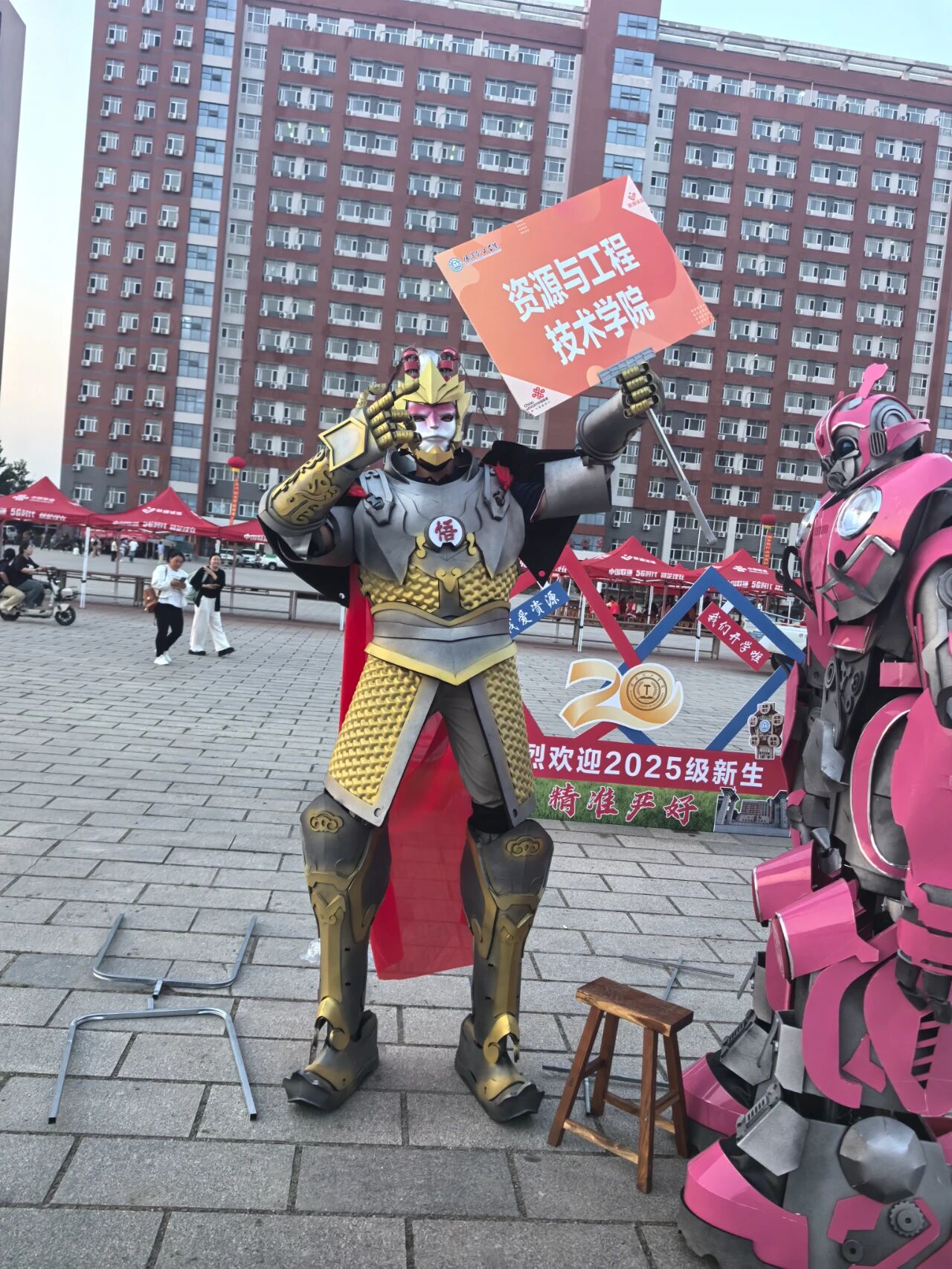 萌趣角色齊上陣 暖心迎接新同學