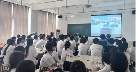 共抒愛國情懷，感受使命榮光 ——會計學院集中觀看“九三閱兵”