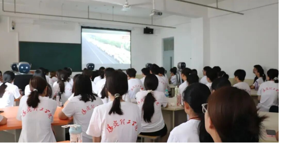 共抒愛國情懷，感受使命榮光 ——會計學院集中觀看“九三閱兵”