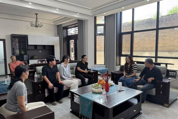 登門送愛連家校，合力同心助成長——保定理工學院經濟學院開展暑期家訪活動