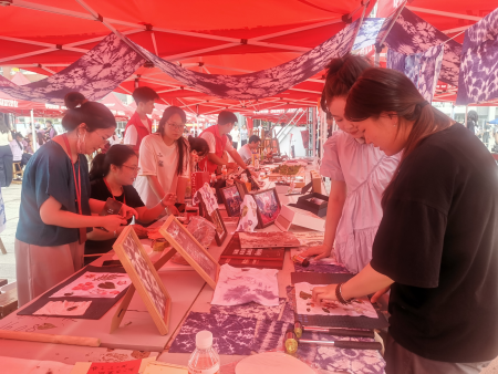 布上生花迎新秀 方寸拓印見(jiàn)新顏——藝術(shù)學(xué)院視覺(jué)傳達(dá)設(shè)計(jì)專業(yè)迎新活動(dòng)圓滿舉行