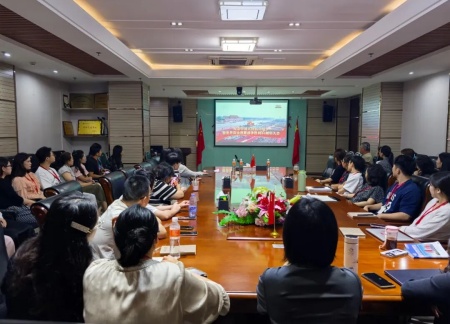 同觀閱兵盛典，銘記歷史榮光——藝術學院師生觀看抗戰勝利80周年閱兵儀式