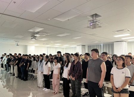 同觀閱兵盛典，銘記歷史榮光——藝術學院師生觀看抗戰勝利80周年閱兵儀式