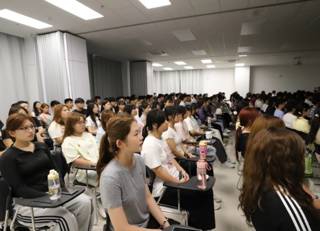 同觀閱兵盛典，銘記歷史榮光——藝術學院師生觀看抗戰勝利80周年閱兵儀式