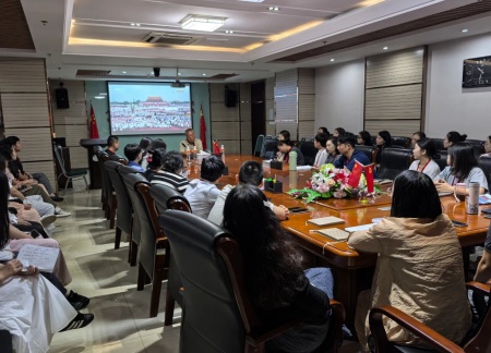 同觀閱兵盛典，銘記歷史榮光——藝術學院師生觀看抗戰勝利80周年閱兵儀式