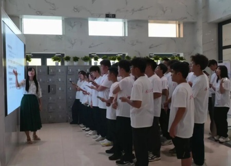 保定理工學院藝術學院 2025 級新生解鎖圖書館“靈感密碼”——入館教育活動