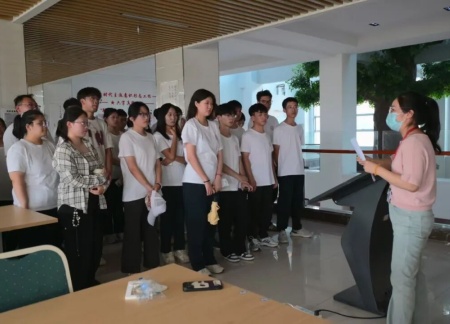 保定理工學院藝術學院 2025 級新生解鎖圖書館“靈感密碼”——入館教育活動