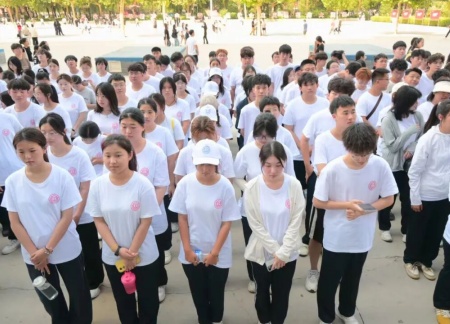 保定理工學院藝術學院 2025 級新生解鎖圖書館“靈感密碼”——入館教育活動