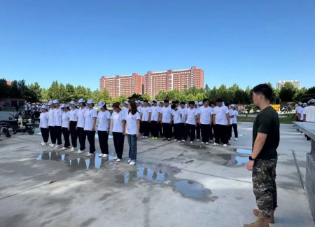 青春進行時，教官“授課”+輔導員“引路”助成長