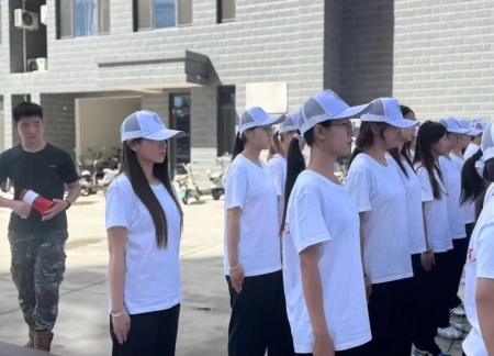 青春進行時，教官“授課”+輔導員“引路”助成長