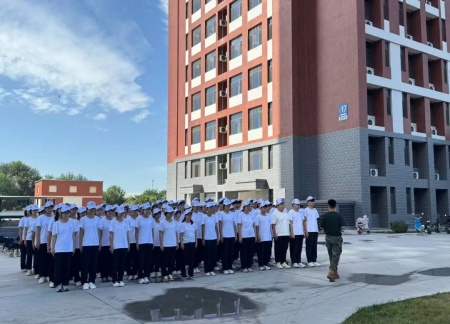 青春進行時，教官“授課”+輔導員“引路”助成長