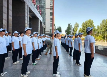 青春進行時，教官“授課”+輔導員“引路”助成長