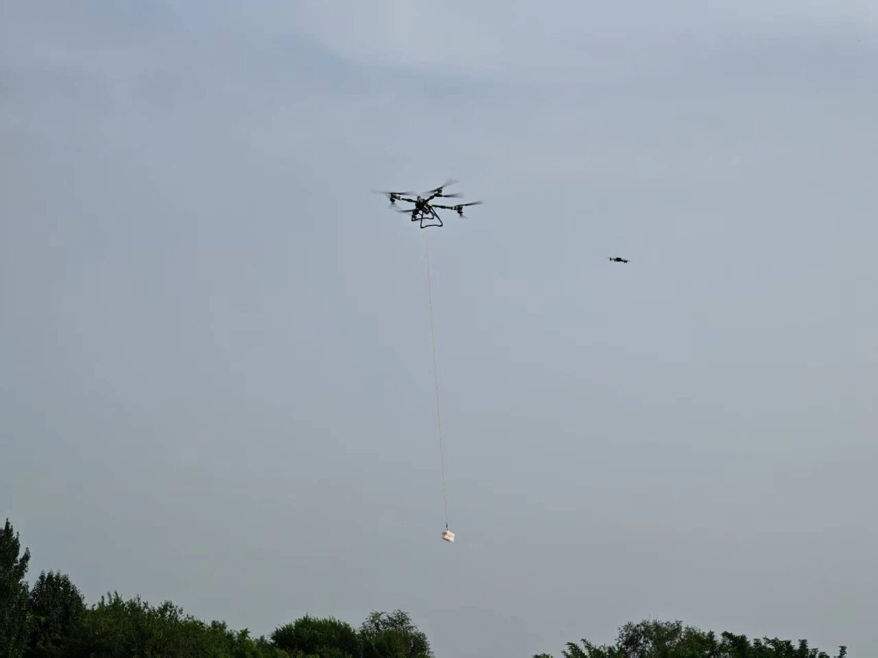 硬核守護(hù)！智能制造產(chǎn)業(yè)學(xué)院無人機為東院操場軍訓(xùn)新生“云端送水”