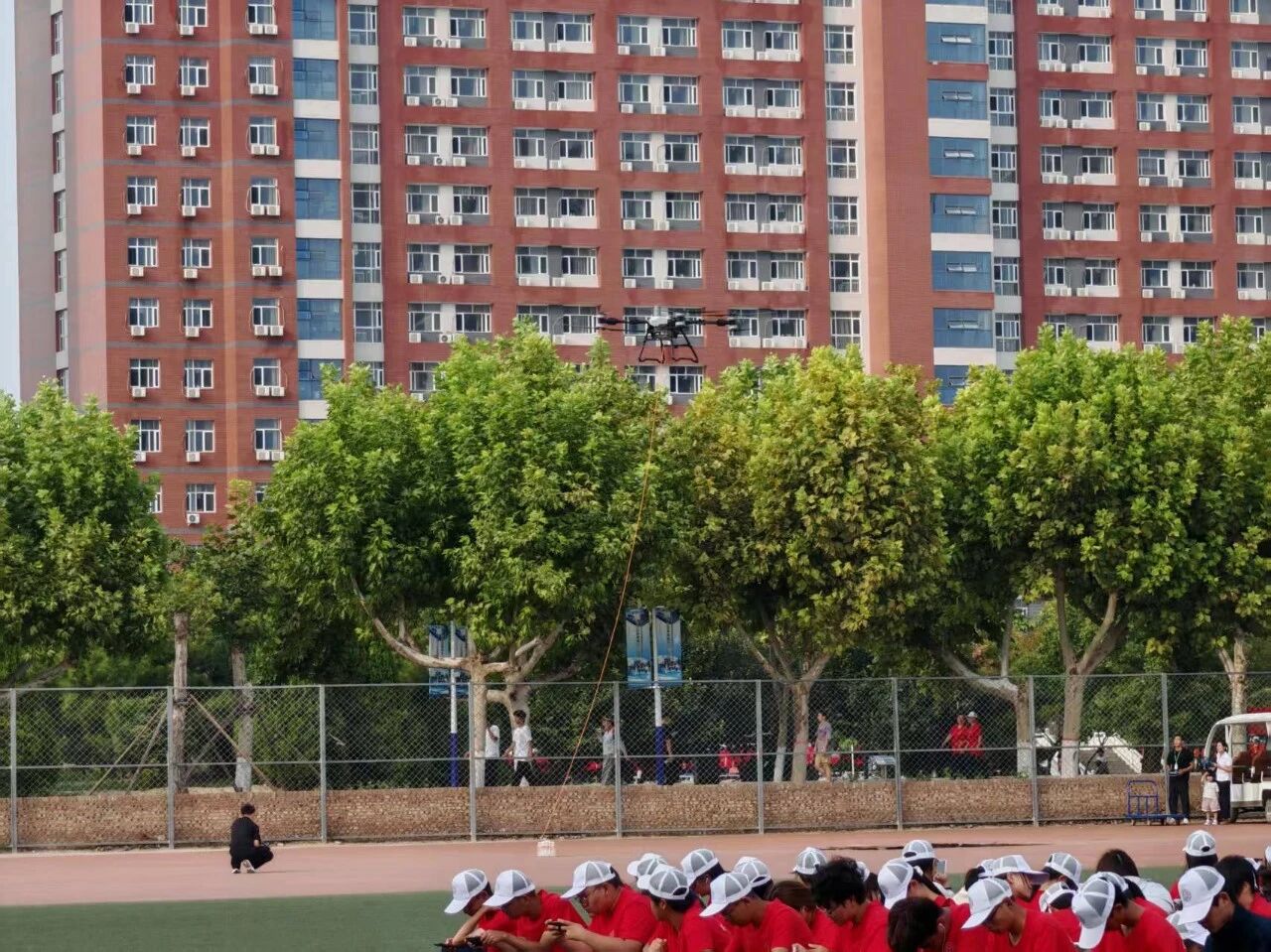 硬核守護(hù)！智能制造產(chǎn)業(yè)學(xué)院無人機為東院操場軍訓(xùn)新生“云端送水”
