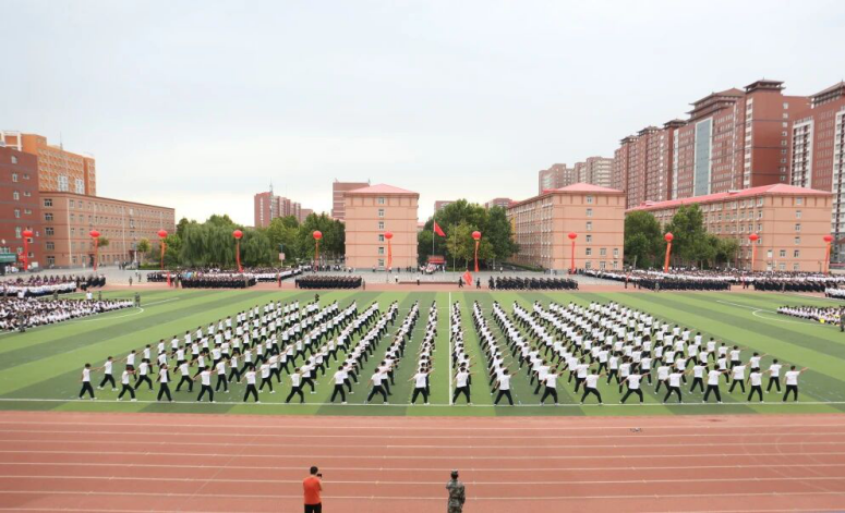 青春逐夢 強國有我——保定理工學院2025級新生開學典禮暨軍訓結營式盛大舉行