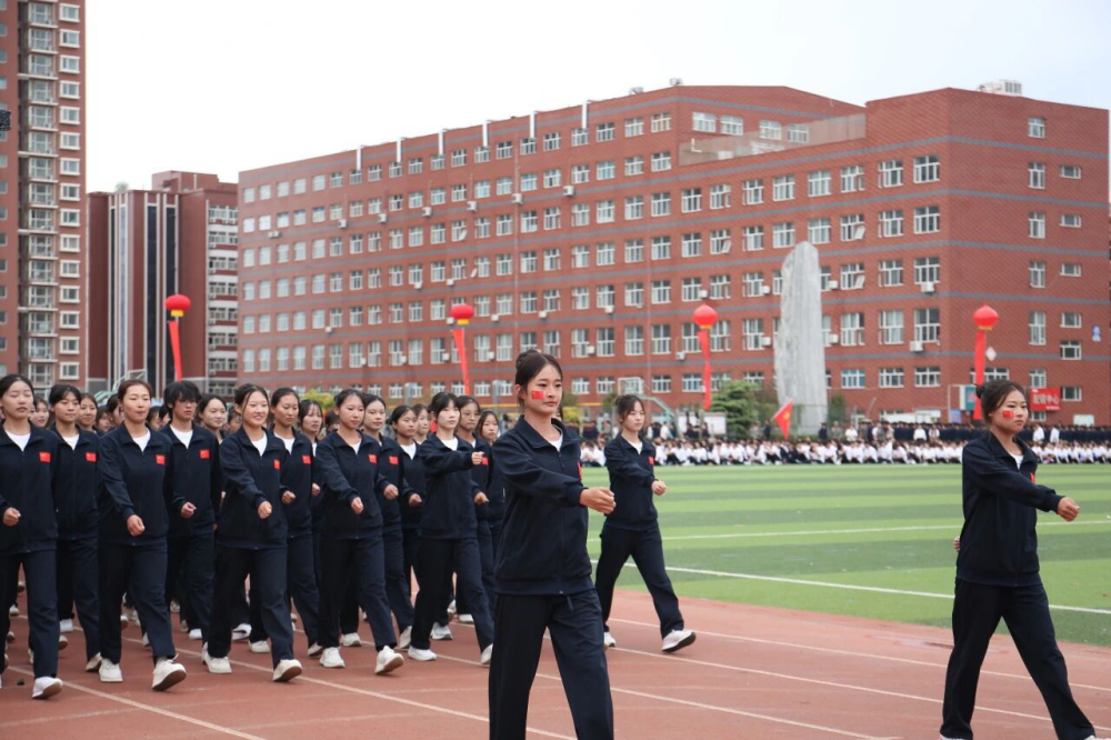 青春逐夢 強國有我——保定理工學院2025級新生開學典禮暨軍訓結營式盛大舉行