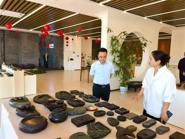 深化產(chǎn)教融合 致力非遺傳承——保定理工學(xué)院校領(lǐng)導(dǎo)赴易水硯有限公司共商合作