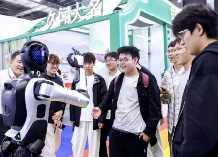 保定理工學院藝術學院師生參觀2025河北國際工業設計周，助力設計人才培養