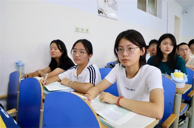 馬克思主義學院組織開展2025級新生弘揚偉大抗戰精神 “思政第一課”活動