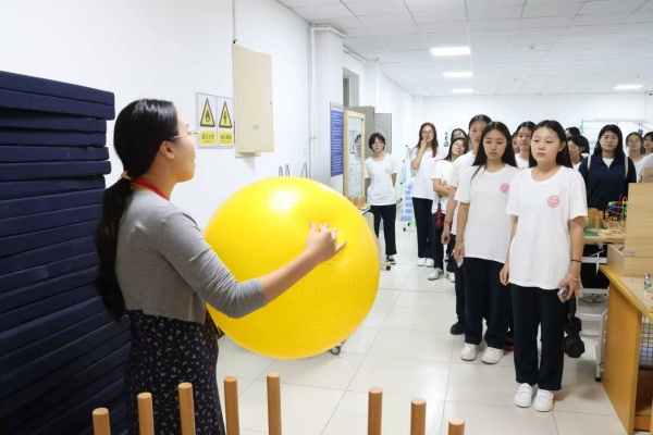 康復治療學與助產學新生的實驗室專業啟蒙課