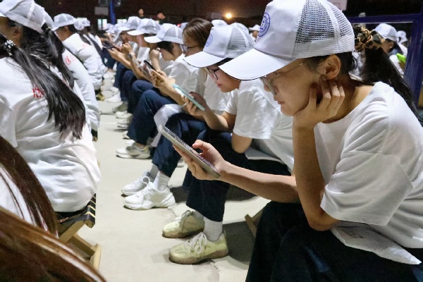 軍歌飛揚展風貌，青春聚力筑初心——保定理工學院經濟學院軍訓拉歌活動圓滿舉行