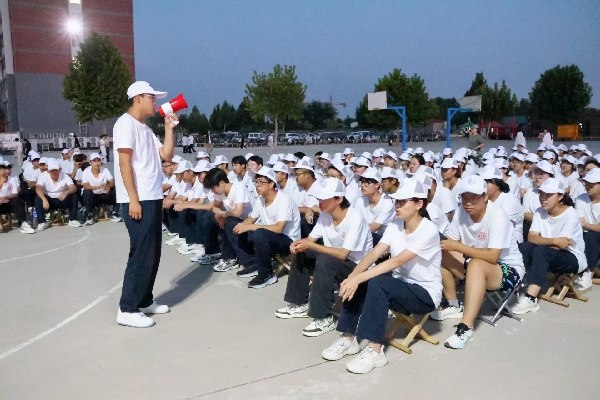 軍歌飛揚展風貌，青春聚力筑初心——保定理工學院經濟學院軍訓拉歌活動圓滿舉行