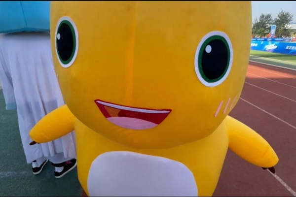 青春聚力賽場——保定理工學院康復醫學院志愿者點亮蓮池區足球超級聯賽開幕式