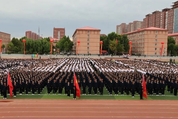 【軍訓收官，啟航新程】軍訓淬煉成長，大學逐夢啟航——保定理工學院2025級新生軍訓結營式暨開學典禮圓滿結束