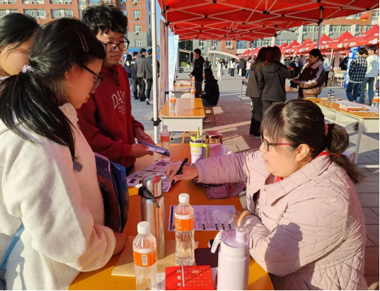 當課堂邂逅職場：我校職業指導課程“活課堂”搬進雙選會，解鎖育人新范式