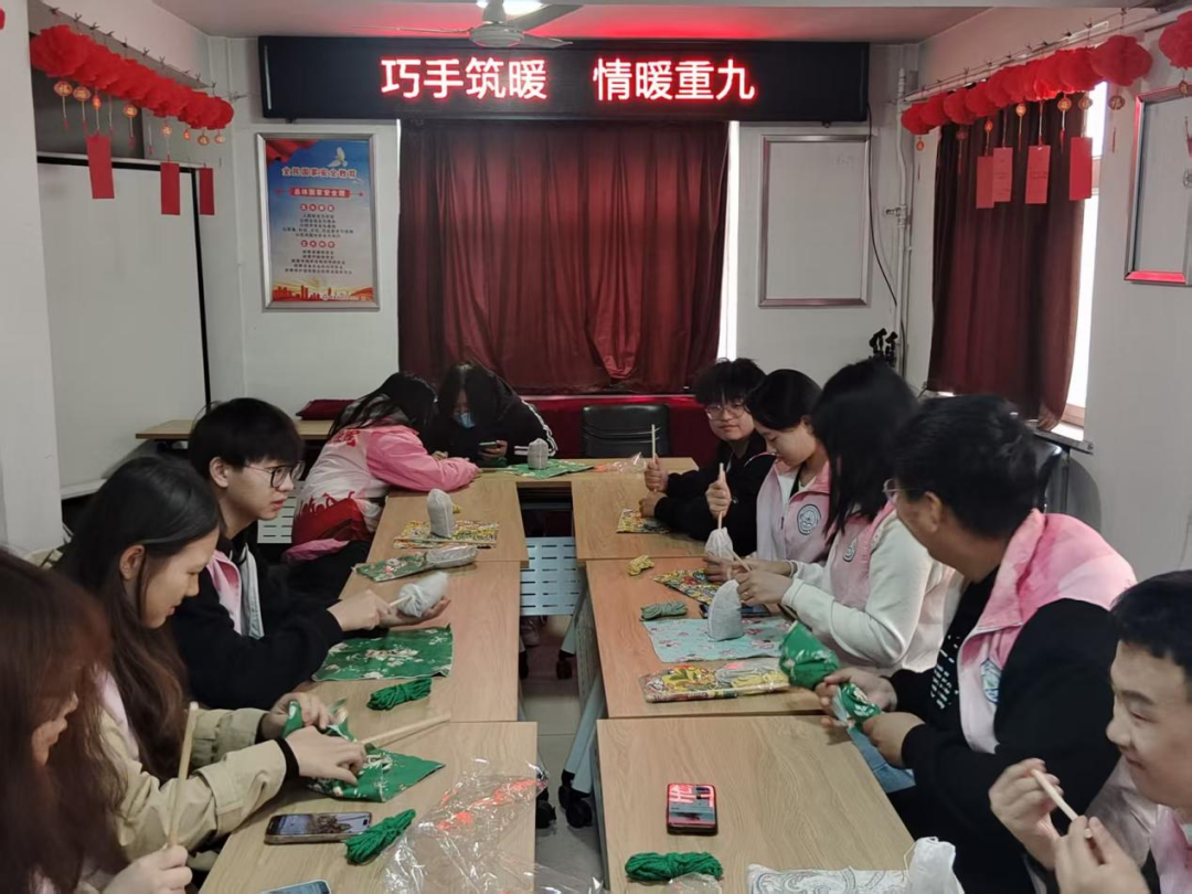 【教育學院·社會實踐】巧手筑暖，情滿重九——教育學子進社區，以青春之力赴重陽之約