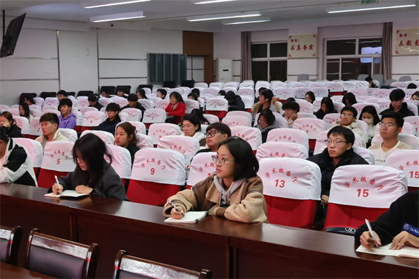 賦能學生骨干，凝聚服務力量——經濟學院開展2025-2026學年班級學生干部專題培訓（二）