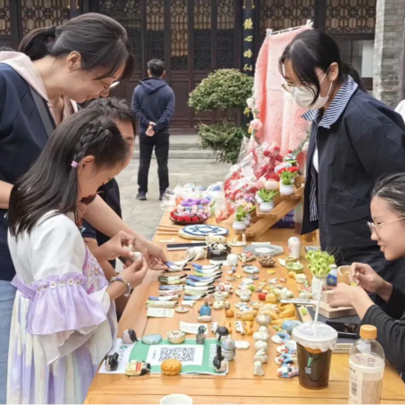 “古建承文脈，巧手慶華誕”