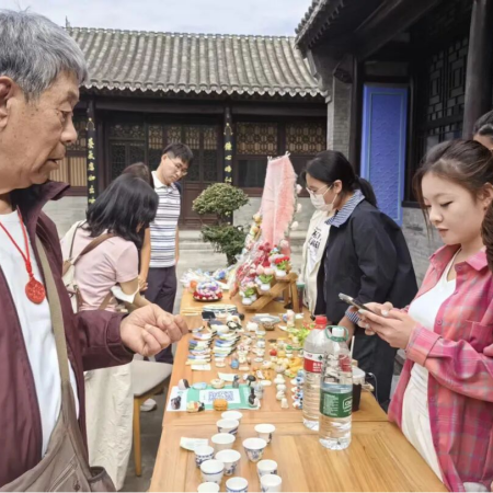 “古建承文脈，巧手慶華誕”